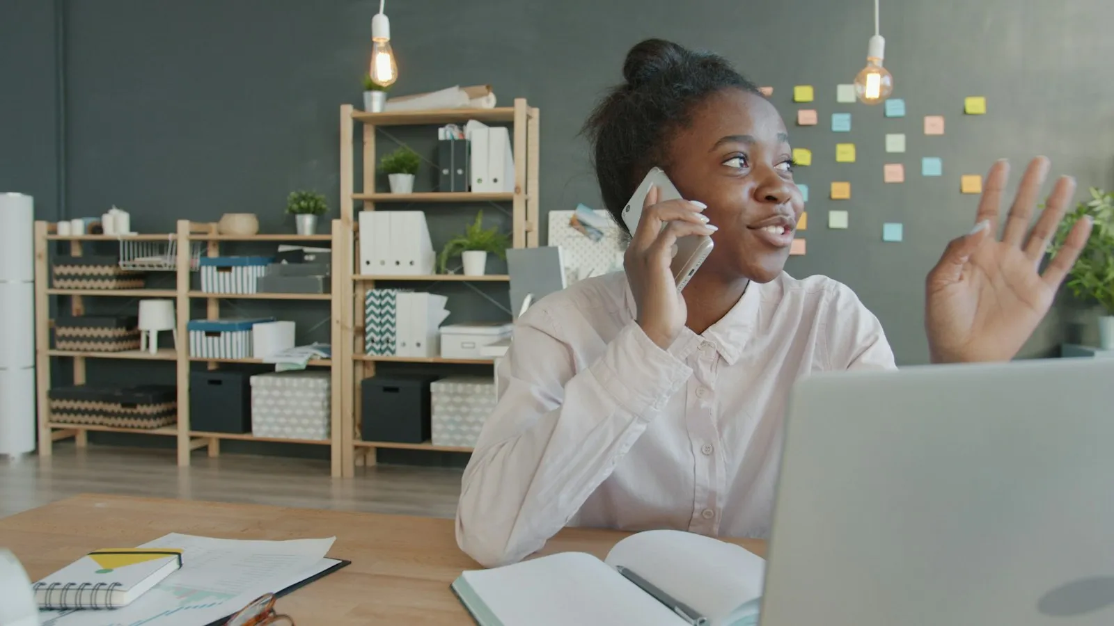 Secrétaire médicale au téléphone à son bureau
