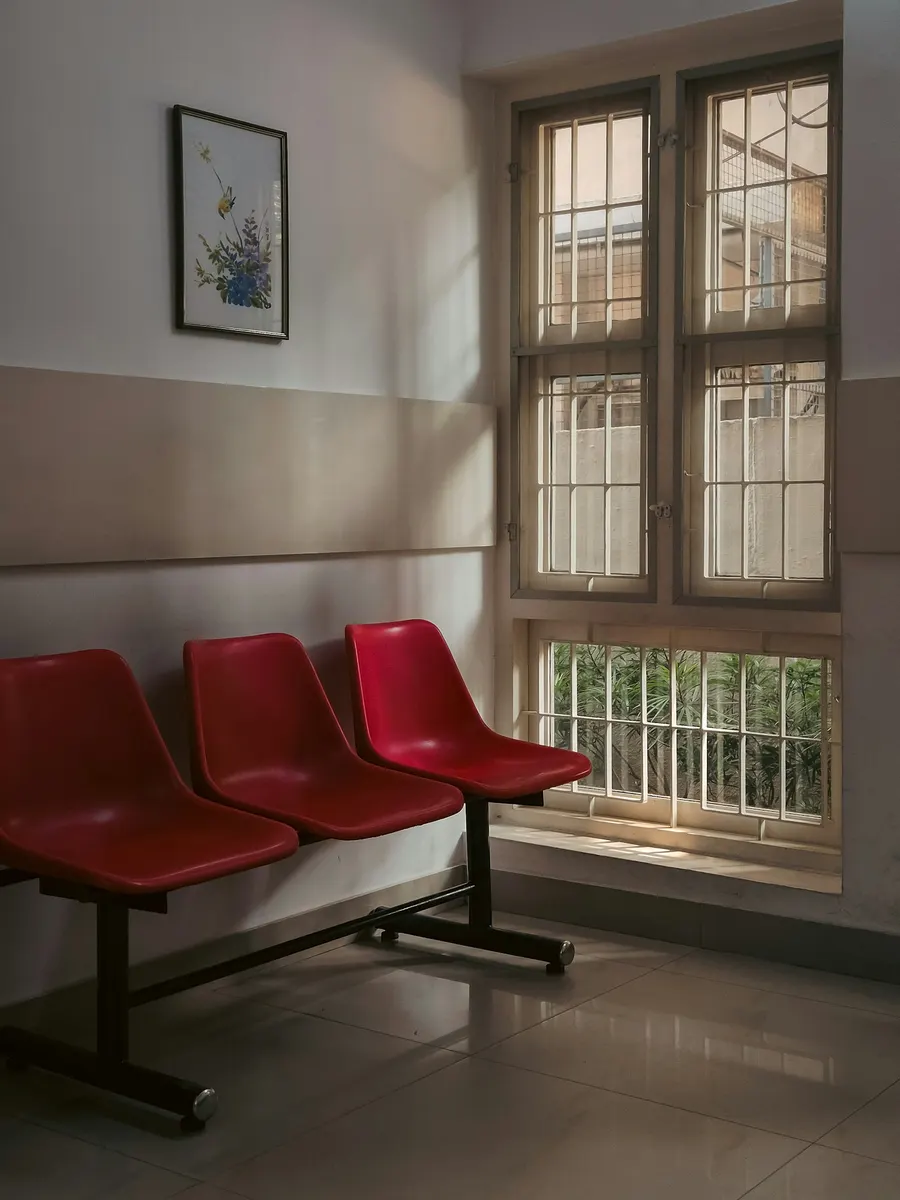 Chaises vides dans une salle d'attente