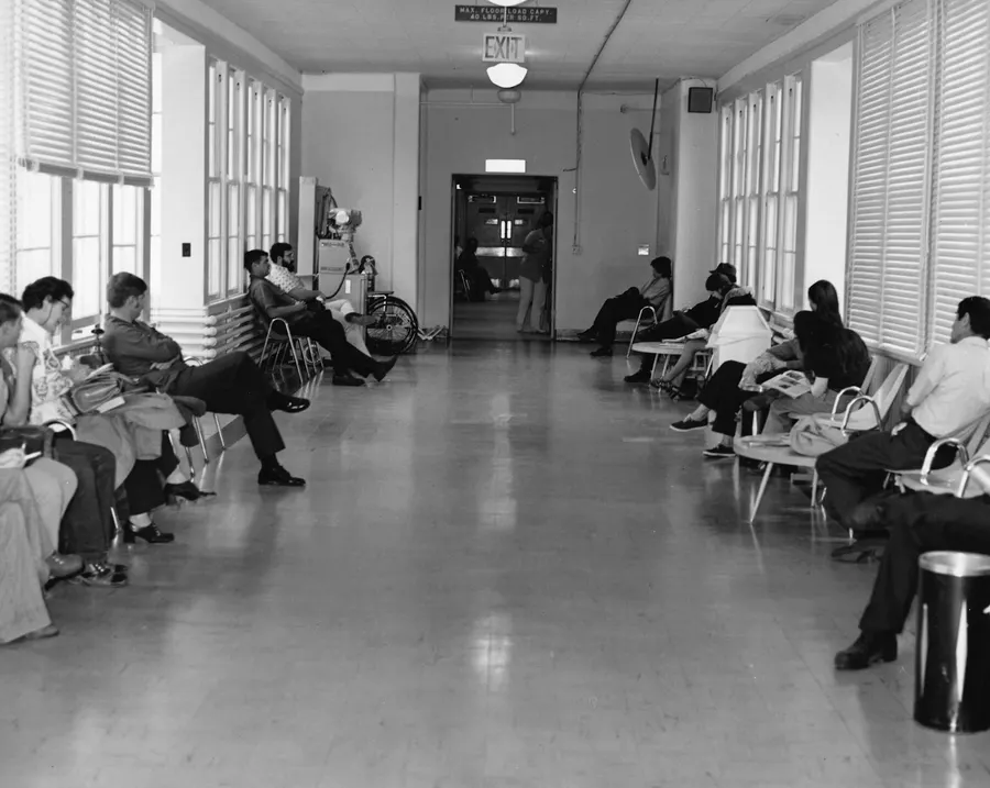 Patients patientant dans un couloir de salle d'attente